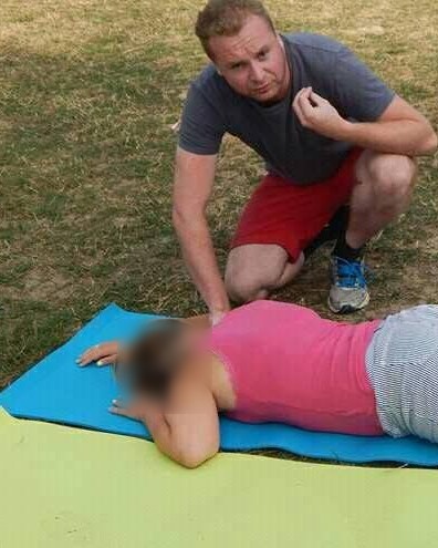 Tomáš Waidinger na kurzu první pomoci — nácvik zotavovací polohy